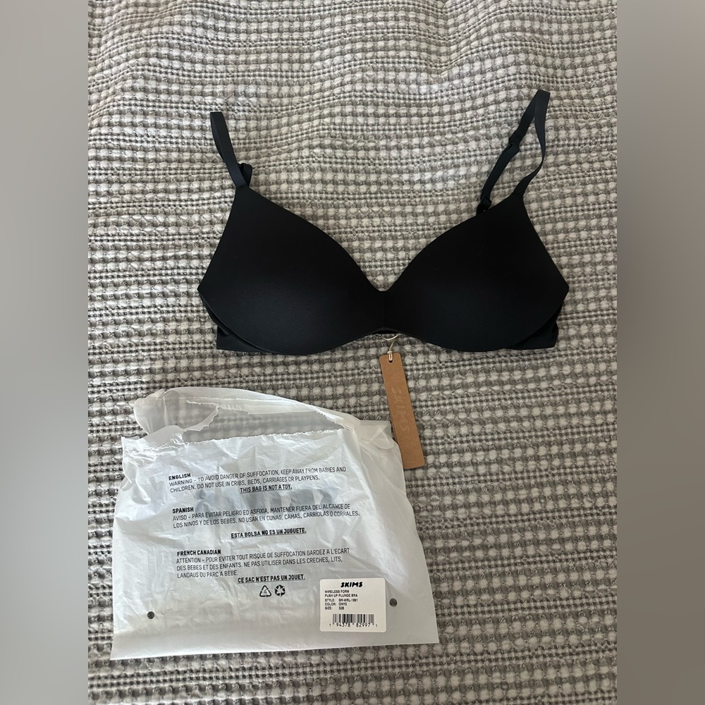 Skims Wireless Form Push Up Plunge Bra in Onyx. 32B. NWT